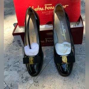 Ferragamo Black Patten leather flat. Size: 9B